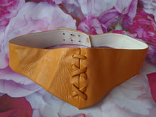 Charger l'image dans la galerie, Ceinture vintage Luna - Cuir moutarde. Denise Denis. T 70. Made in France.