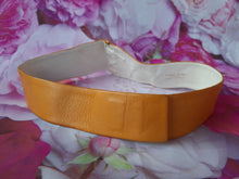Charger l'image dans la galerie, Ceinture vintage Luna - Cuir moutarde. Denise Denis. T 70. Made in France.