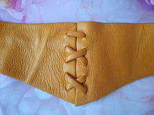 Charger l'image dans la galerie, Ceinture vintage Luna - Cuir moutarde. Denise Denis. T 70. Made in France.