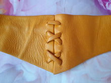 Charger l'image dans la galerie, Ceinture vintage Luna - Cuir moutarde. Denise Denis. T 70. Made in France.