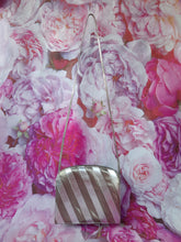 Charger l'image dans la galerie, Pochette vintage Elanor - Rayures lamées argentées. Xavier Danaud Paris. Made in France.