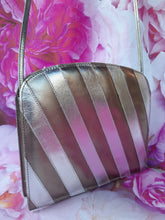 Charger l'image dans la galerie, Pochette vintage Elanor - Rayures lamées argentées. Xavier Danaud Paris. Made in France.