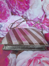 Charger l'image dans la galerie, Pochette vintage Elanor - Rayures lamées argentées. Xavier Danaud Paris. Made in France.