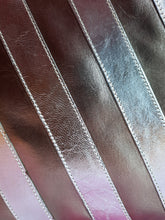 Charger l'image dans la galerie, Pochette vintage Elanor - Rayures lamées argentées. Xavier Danaud Paris. Made in France.