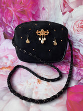 Charger l'image dans la galerie, Sac vintage Victoire - Velours noir à breloques et broche ange Remy Dis Paris.