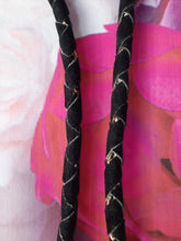 Charger l'image dans la galerie, Sac vintage Victoire - Velours noir à breloques et broche ange Remy Dis Paris.
