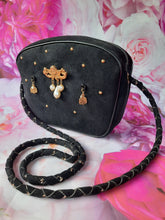 Charger l'image dans la galerie, Sac vintage Victoire - Velours noir à breloques et broche ange Remy Dis Paris.