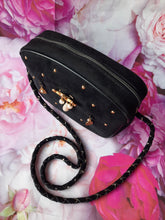 Charger l'image dans la galerie, Sac vintage Victoire - Velours noir à breloques et broche ange Remy Dis Paris.