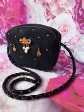 Charger l'image dans la galerie, Sac vintage Victoire - Velours noir à breloques et broche ange Remy Dis Paris.