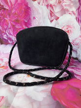 Charger l'image dans la galerie, Sac vintage Victoire - Velours noir à breloques et broche ange Remy Dis Paris.