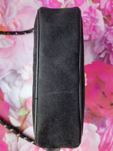 Charger l'image dans la galerie, Sac vintage Victoire - Velours noir à breloques et broche ange Remy Dis Paris.