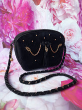 Charger l'image dans la galerie, Sac vintage Apolline - Velours noir clouté orné de chaînes et gland