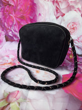 Charger l'image dans la galerie, Sac vintage Apolline - Velours noir clouté orné de chaînes et gland