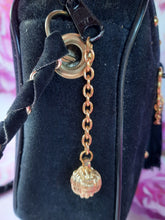 Charger l'image dans la galerie, Sac vintage Apolline - Velours noir clouté orné de chaînes et gland