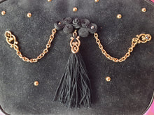 Charger l'image dans la galerie, Sac vintage Apolline - Velours noir clouté orné de chaînes et gland