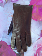 Charger l'image dans la galerie, Gants vintage Honorine . Cuir marron avec perforations fantaisie. Finitions baguettes. Taille 7