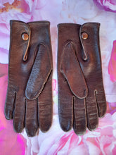 Charger l'image dans la galerie, Gants vintage Honorine . Cuir marron avec perforations fantaisie. Finitions baguettes. Taille 7