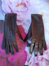 Charger l'image dans la galerie, Gants vintage Honorine . Cuir marron avec perforations fantaisie. Finitions baguettes. Taille 7