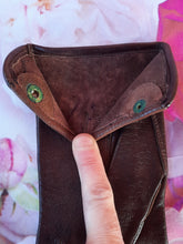 Charger l'image dans la galerie, Gants vintage Honorine . Cuir marron avec perforations fantaisie. Finitions baguettes. Taille 7