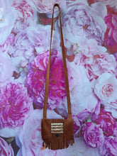Charger l'image dans la galerie, Mini pochette vintage Willow - Daim marron à franges.