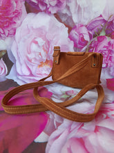 Charger l'image dans la galerie, Mini pochette vintage Willow - Daim marron à franges.