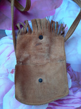 Charger l'image dans la galerie, Mini pochette vintage Willow - Daim marron à franges.
