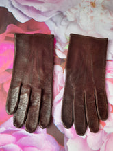 Charger l'image dans la galerie, Gants vintage Honorine . Cuir marron avec perforations fantaisie. Finitions baguettes. Taille 7