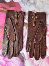 Charger l'image dans la galerie, Gants vintage Honorine . Cuir marron avec perforations fantaisie. Finitions baguettes. Taille 7