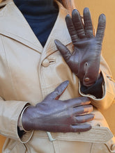 Charger l'image dans la galerie, Gants vintage Honorine . Cuir marron avec perforations fantaisie. Finitions baguettes. Taille 7