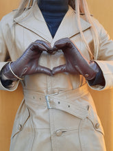 Charger l'image dans la galerie, Gants vintage Honorine . Cuir marron avec perforations fantaisie. Finitions baguettes. Taille 7