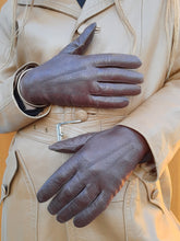 Charger l'image dans la galerie, Gants vintage Honorine . Cuir marron avec perforations fantaisie. Finitions baguettes. Taille 7