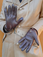Charger l'image dans la galerie, Gants vintage Honorine . Cuir marron avec perforations fantaisie. Finitions baguettes. Taille 7