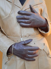 Charger l'image dans la galerie, Gants vintage Honorine . Cuir marron avec perforations fantaisie. Finitions baguettes. Taille 7