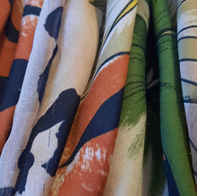 Charger l'image dans la galerie, Foulard vintage Johanna - Fleurs de savane. Claude Boissy Paris. 85 x 85