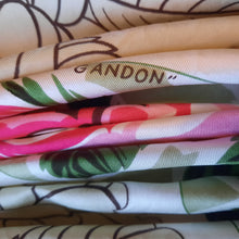 Charger l'image dans la galerie, Foulard vintage Céleste - Timbre fleuri en soie naturelle. Henry à la Pensée. Made in France. 77 x 81