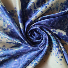 Charger l'image dans la galerie, Foulard vintage Marion - Bouquet de fleurs parmes sur fond écru. 77 x 77