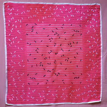 Charger l'image dans la galerie, Foulard vintage Anne - Rose à imprimé géométrique. Pure soie. René Bernaud. Made in France. 54 x 57
