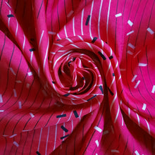 Charger l'image dans la galerie, Foulard vintage Anne - Rose à imprimé géométrique. Pure soie. René Bernaud. Made in France. 54 x 57