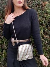 Charger l'image dans la galerie, Pochette vintage Elanor - Rayures lamées argentées. Xavier Danaud Paris. Made in France.