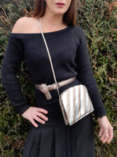 Charger l'image dans la galerie, Pochette vintage Elanor - Rayures lamées argentées. Xavier Danaud Paris. Made in France.