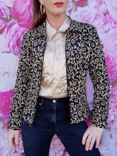 Charger l'image dans la galerie, Veste "Seconde" Éva - Imprimé volutes noire et champagne, cintrée, zippée. Taille S, 36, 38. Julie Guerlande.