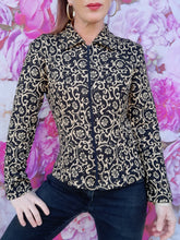 Charger l'image dans la galerie, Veste "Seconde" Éva - Imprimé volutes noire et champagne, cintrée, zippée. Taille S, 36, 38. Julie Guerlande.
