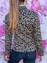Charger l'image dans la galerie, Veste "Seconde" Éva - Imprimé volutes noire et champagne, cintrée, zippée. Taille S, 36, 38. Julie Guerlande.