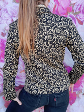 Charger l'image dans la galerie, Veste "Seconde" Éva - Imprimé volutes noire et champagne, cintrée, zippée. Taille S, 36, 38. Julie Guerlande.