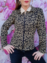 Charger l'image dans la galerie, Veste "Seconde" Éva - Imprimé volutes noire et champagne, cintrée, zippée. Taille S, 36, 38. Julie Guerlande.