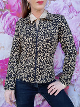 Charger l'image dans la galerie, Veste "Seconde" Éva - Imprimé volutes noire et champagne, cintrée, zippée. Taille S, 36, 38. Julie Guerlande.