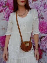 Charger l'image dans la galerie, Mini pochette vintage Willow - Daim marron à franges.