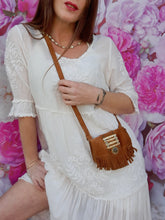 Charger l'image dans la galerie, Mini pochette vintage Willow - Daim marron à franges.