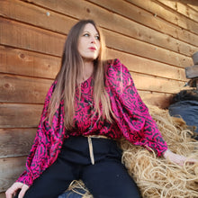 Charger l'image dans la galerie, Blouse vintage Sandrine - Manche plissées oversise. Imprimé fleuri rose fuchsia et prune. Taille XL, 42, 44.