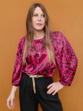 Charger l'image dans la galerie, Blouse vintage Sandrine - Manche plissées oversise. Imprimé fleuri rose fuchsia et prune. Taille XL, 42, 44.